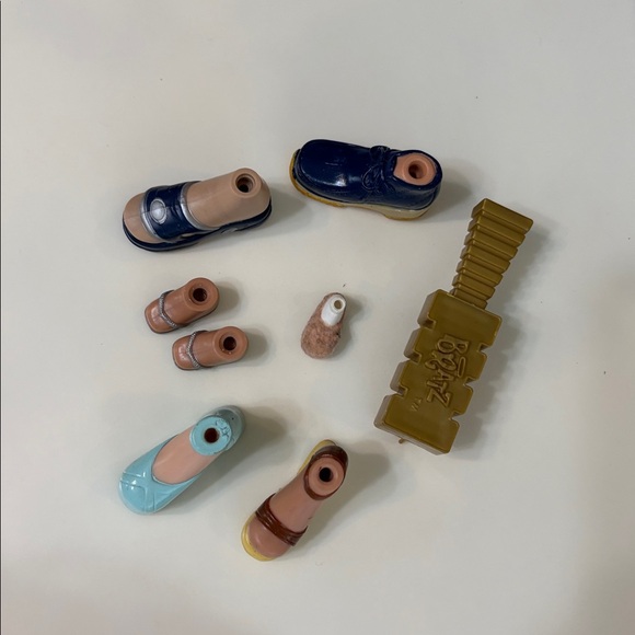 Bratz doll feet and brush - Picture 2 of 2